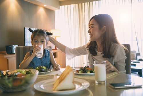 Lebih Baik Minum Susu Sebelum atau Sesudah Makan?